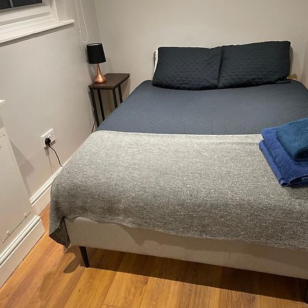 2 Bedroom Apartment Chiswick Park Tube Station ลอนดอน ภายนอก รูปภาพ