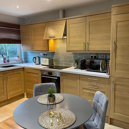 2 Bedroom Apartment Chiswick Park Tube Station ลอนดอน ภายนอก รูปภาพ