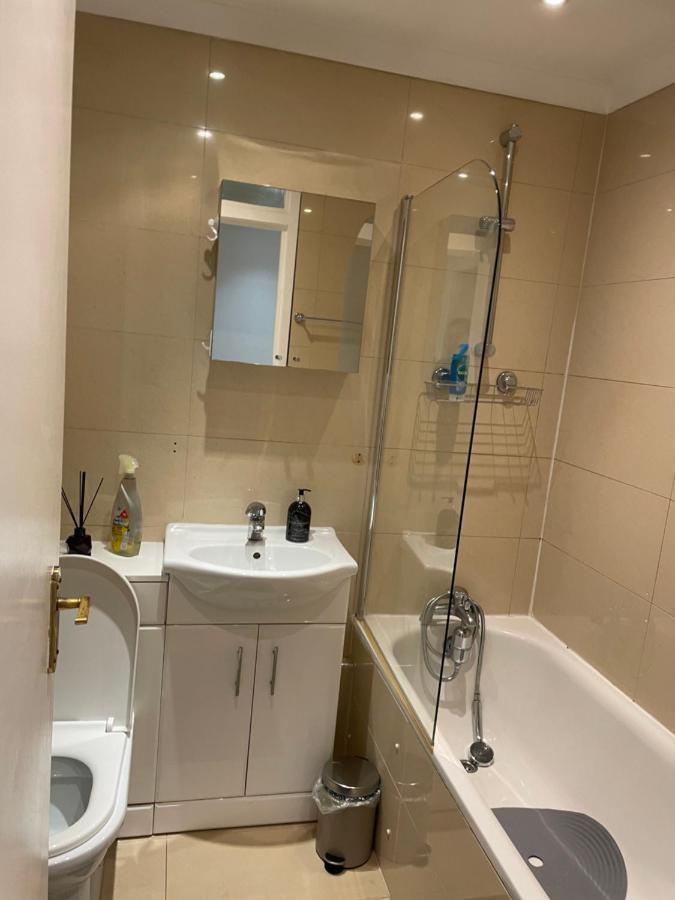 2 Bedroom Apartment Chiswick Park Tube Station ลอนดอน ภายนอก รูปภาพ