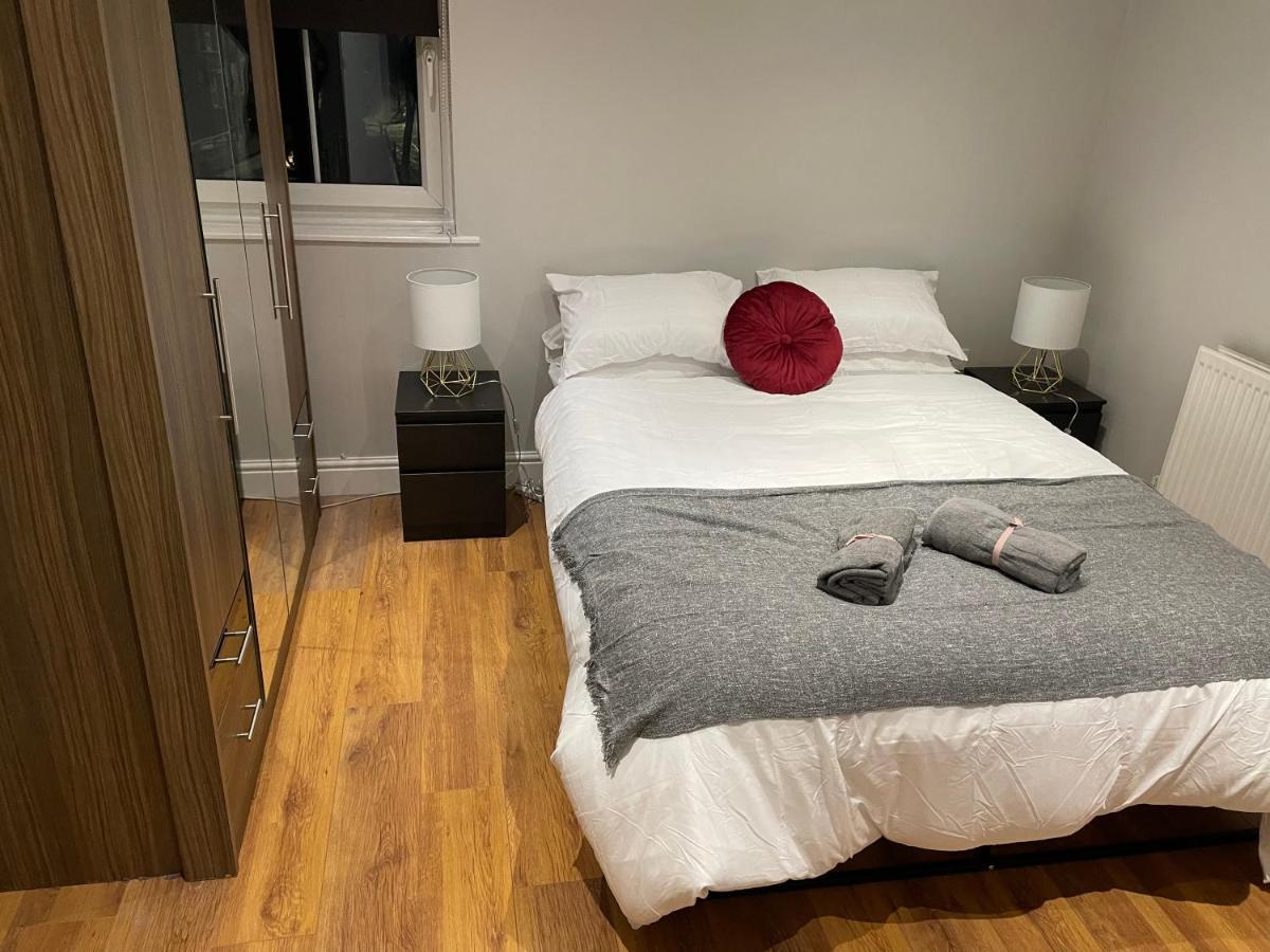2 Bedroom Apartment Chiswick Park Tube Station ลอนดอน ภายนอก รูปภาพ