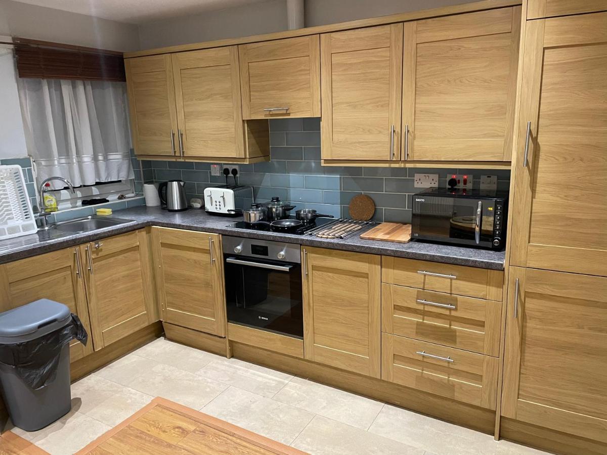 2 Bedroom Apartment Chiswick Park Tube Station ลอนดอน ภายนอก รูปภาพ