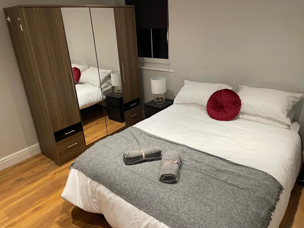 2 Bedroom Apartment Chiswick Park Tube Station ลอนดอน ภายนอก รูปภาพ