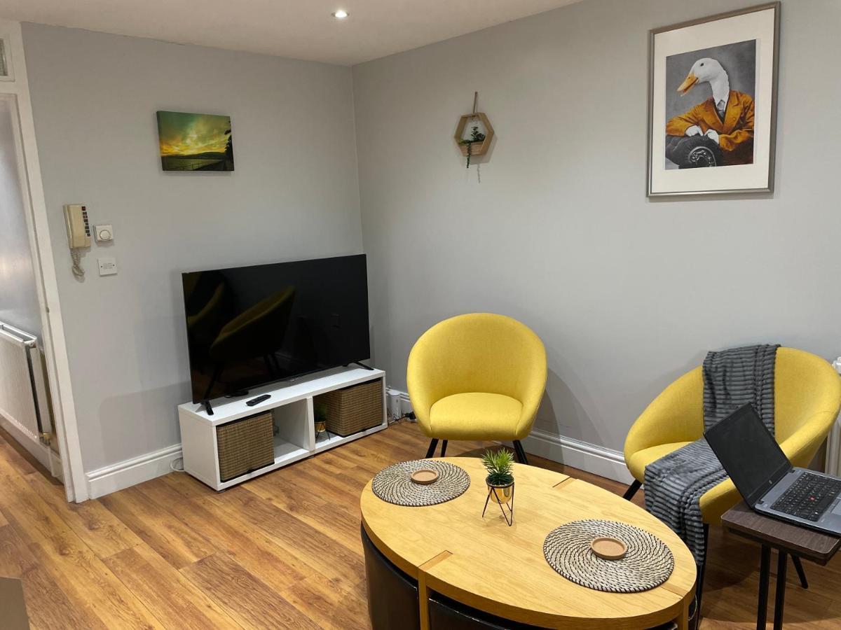 2 Bedroom Apartment Chiswick Park Tube Station ลอนดอน ภายนอก รูปภาพ