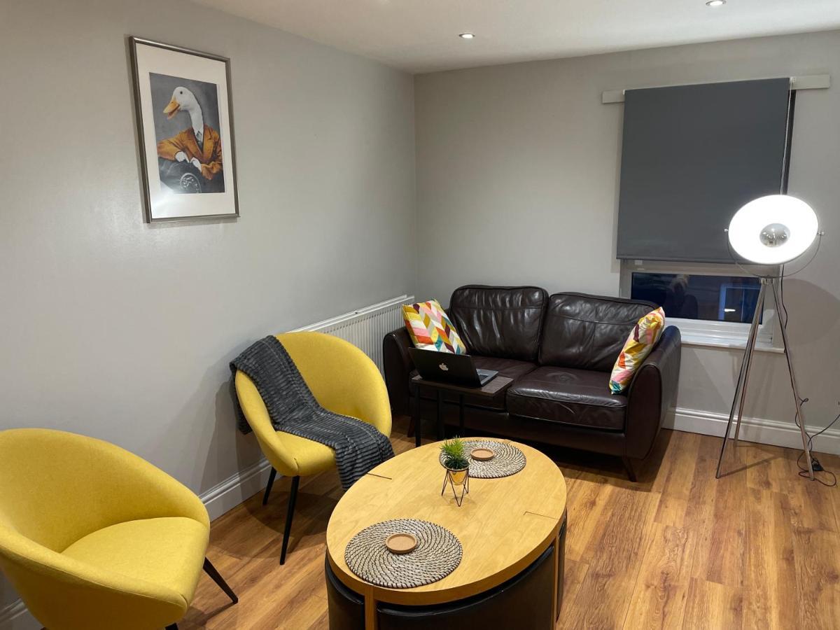 2 Bedroom Apartment Chiswick Park Tube Station ลอนดอน ภายนอก รูปภาพ