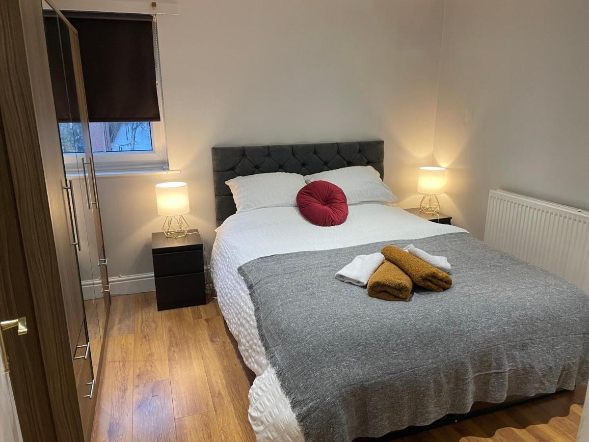 2 Bedroom Apartment Chiswick Park Tube Station ลอนดอน ภายนอก รูปภาพ
