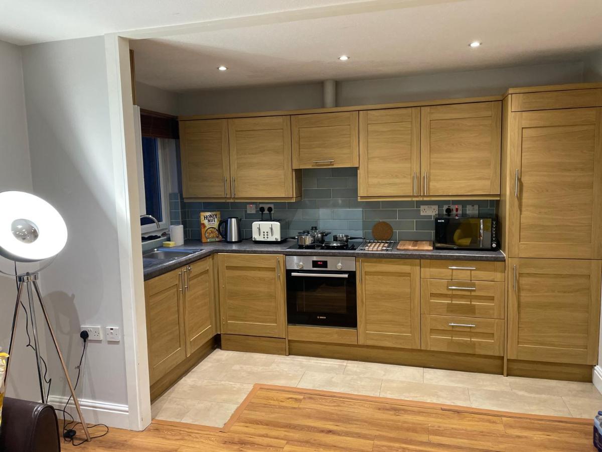 2 Bedroom Apartment Chiswick Park Tube Station ลอนดอน ภายนอก รูปภาพ