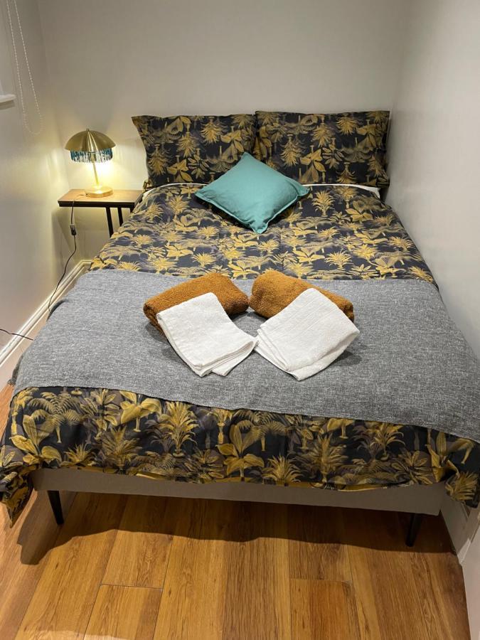 2 Bedroom Apartment Chiswick Park Tube Station ลอนดอน ภายนอก รูปภาพ
