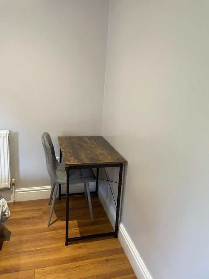 2 Bedroom Apartment Chiswick Park Tube Station ลอนดอน ภายนอก รูปภาพ