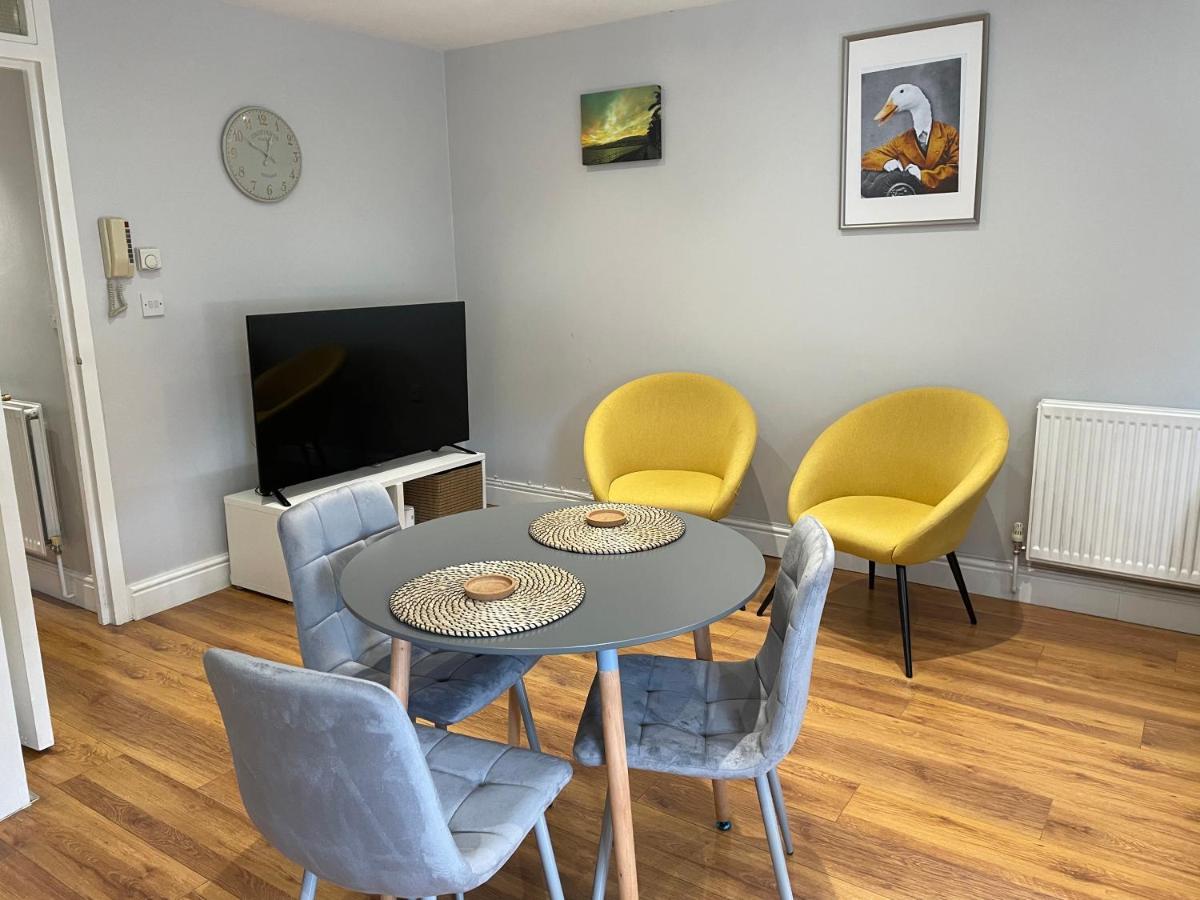2 Bedroom Apartment Chiswick Park Tube Station ลอนดอน ภายนอก รูปภาพ