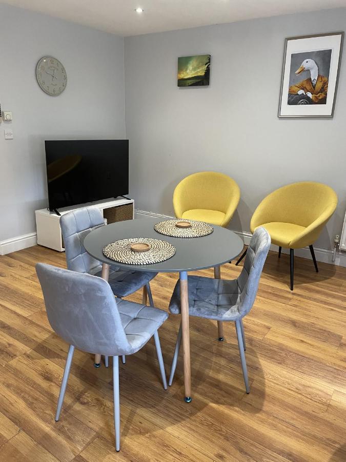 2 Bedroom Apartment Chiswick Park Tube Station ลอนดอน ภายนอก รูปภาพ