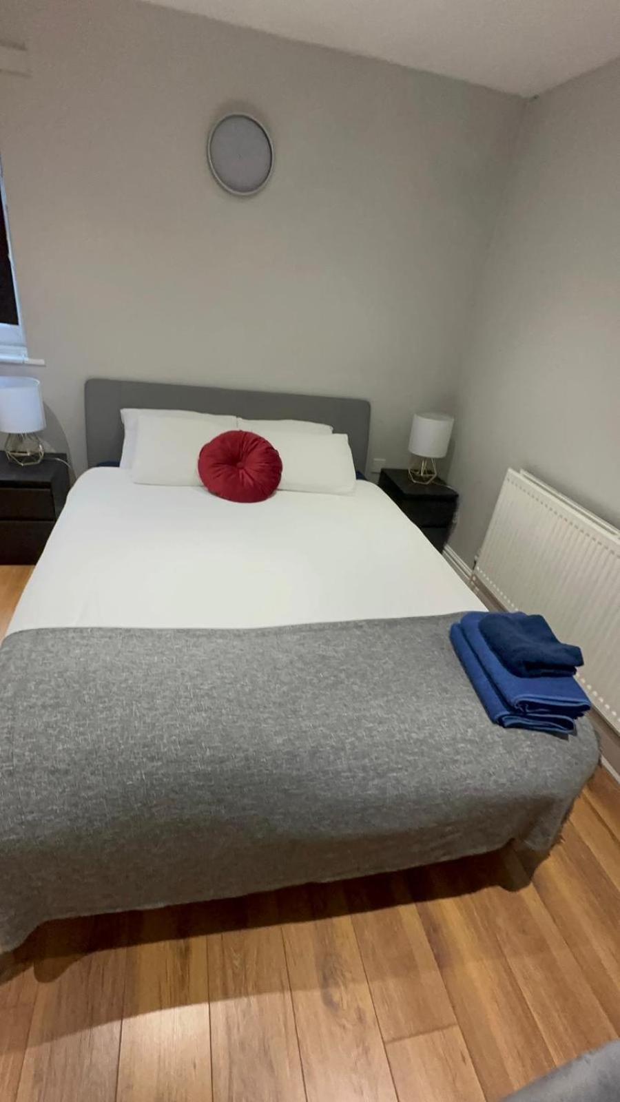 2 Bedroom Apartment Chiswick Park Tube Station ลอนดอน ภายนอก รูปภาพ