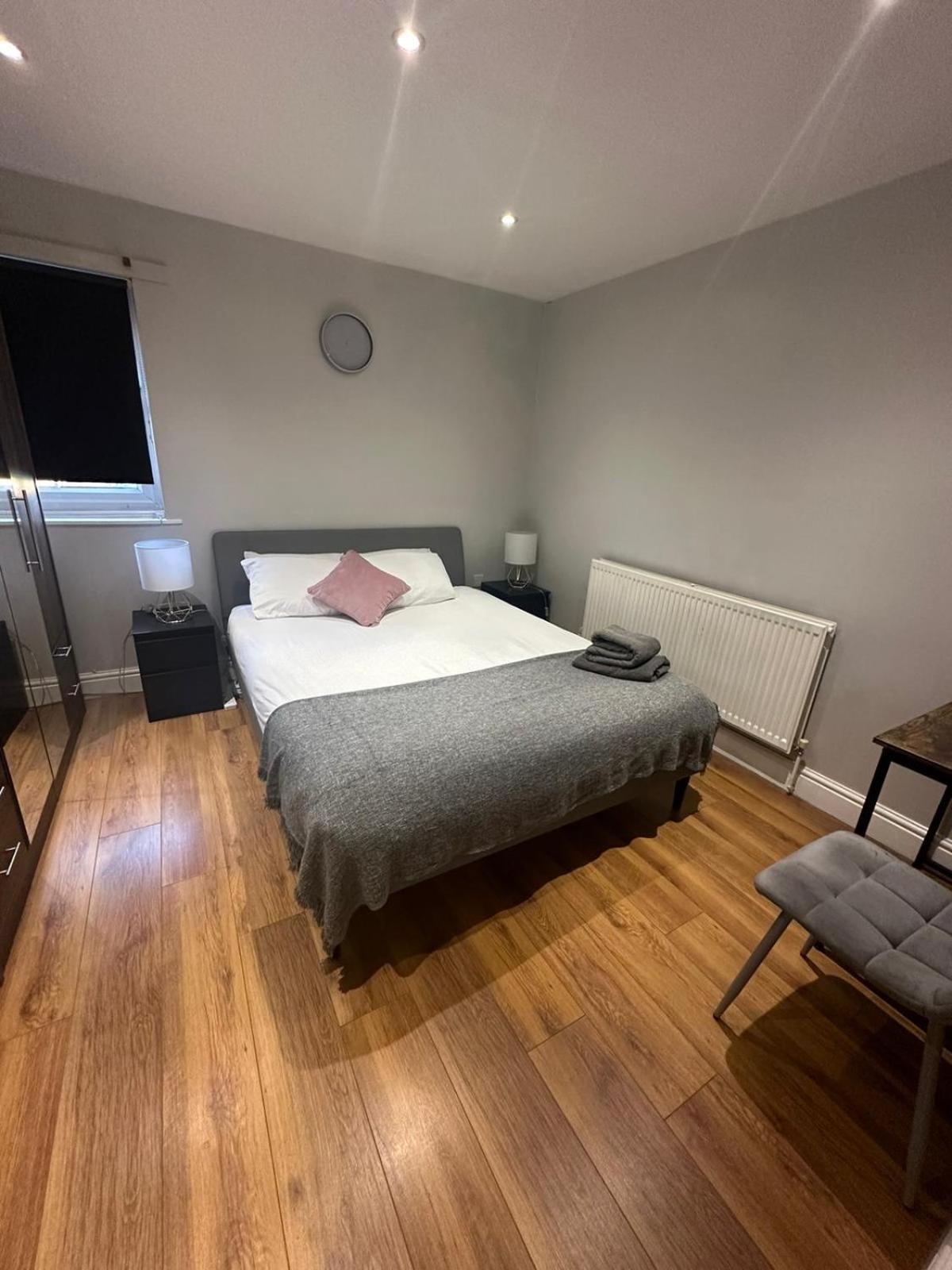 2 Bedroom Apartment Chiswick Park Tube Station ลอนดอน ภายนอก รูปภาพ