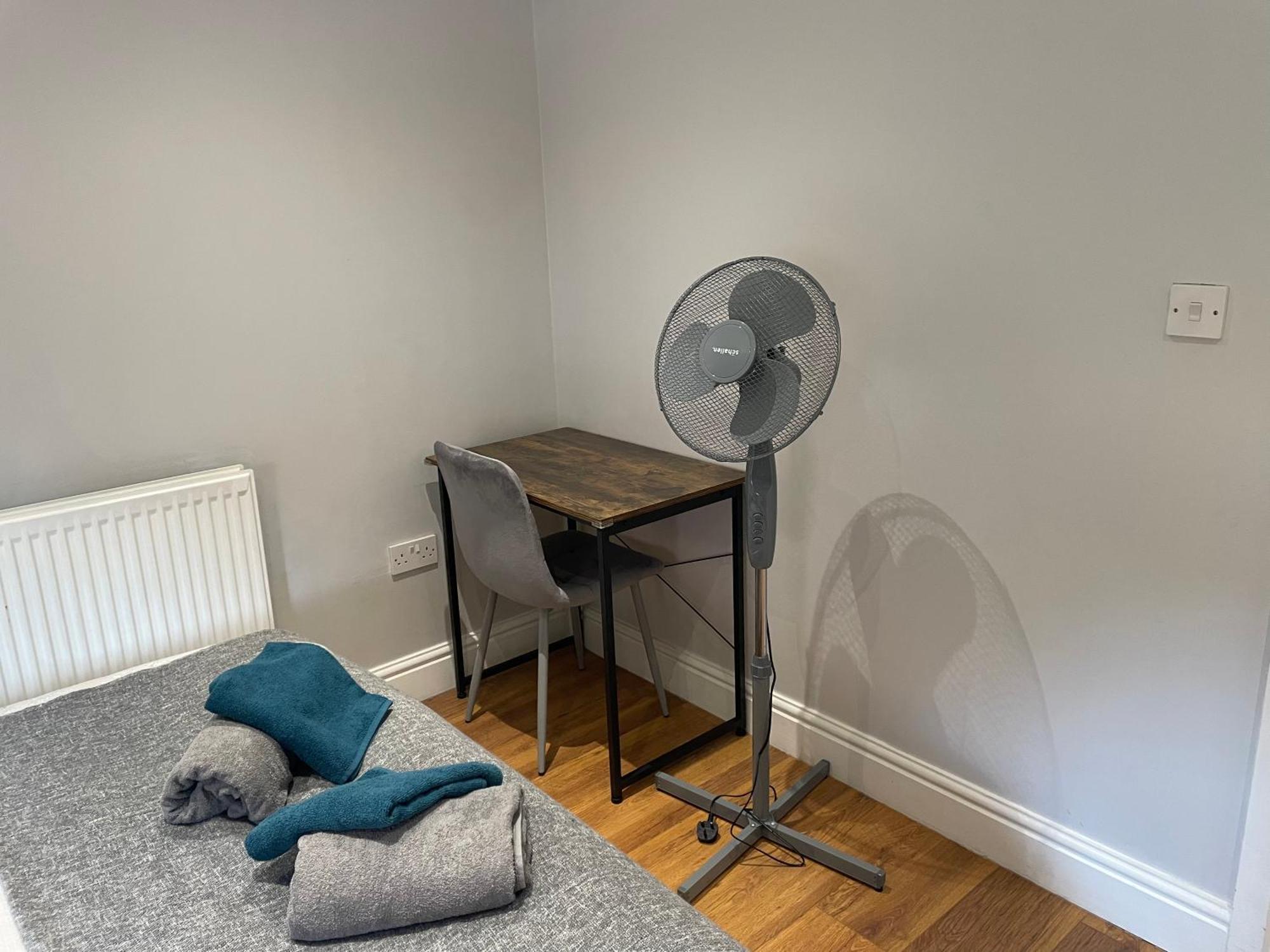 2 Bedroom Apartment Chiswick Park Tube Station ลอนดอน ภายนอก รูปภาพ